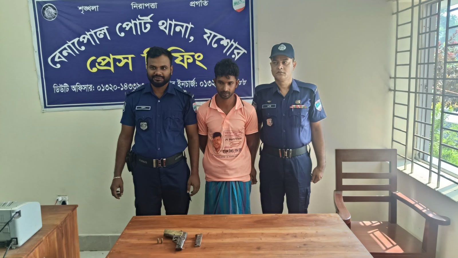 বেনাপোলে মুরগিবাহী ভ্যান থেকে পিস্তল-গুলি উদ্ধার, যুবক গ্রেপ্তার